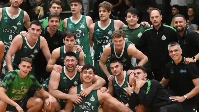 Plantel de Club Atlético Barrio Parque en cancha